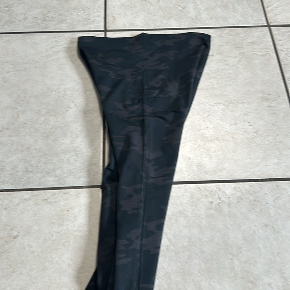 Spanx‎ Look At Me Now Cropped Leggings Camouflage - Picture 5 of 11